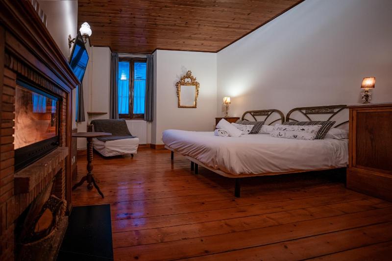 Deluxe Double Room with Extra Bed  image 2