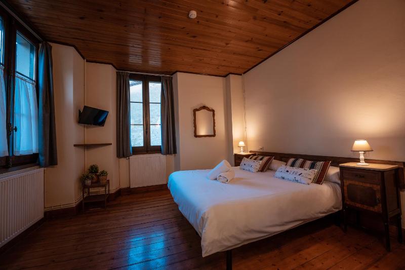 Deluxe Double Room with Bath and Balcony image 4