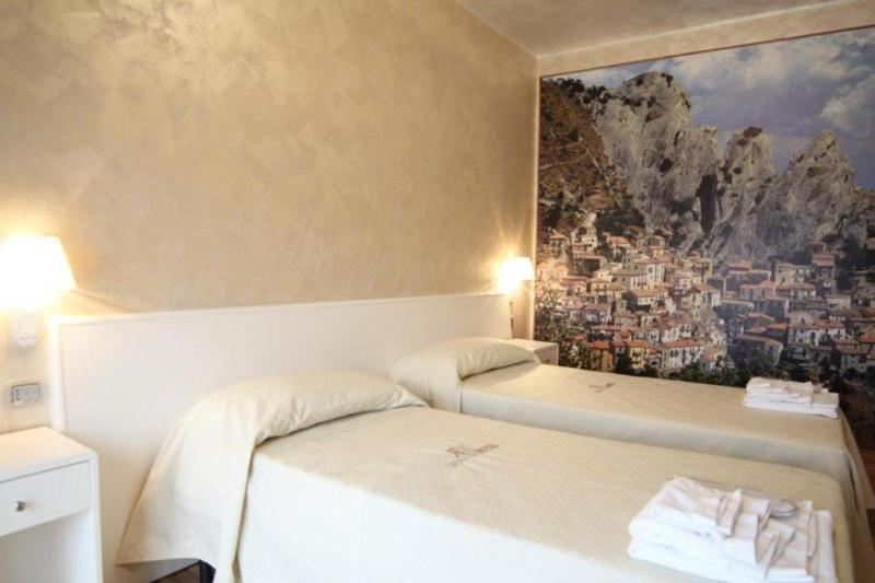 Double or Twin Room image 4