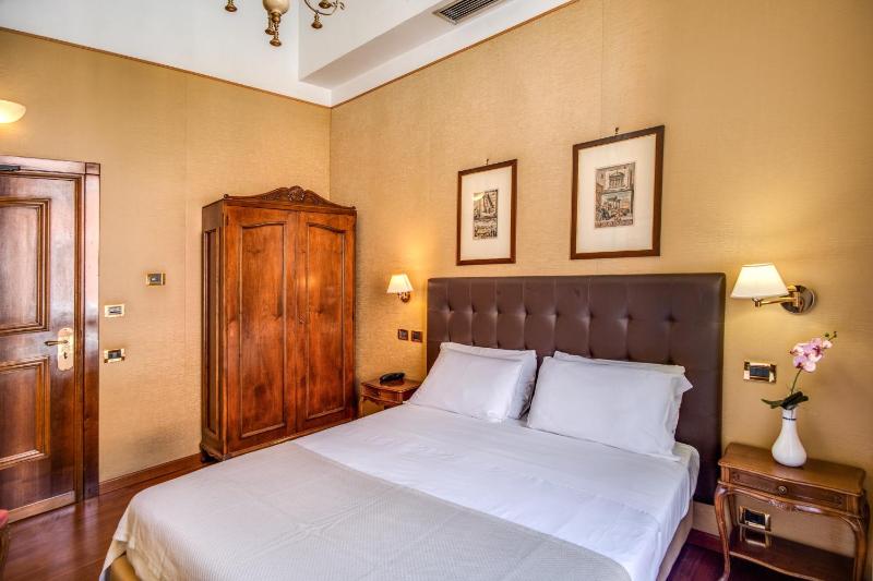 Small Double Room image 3