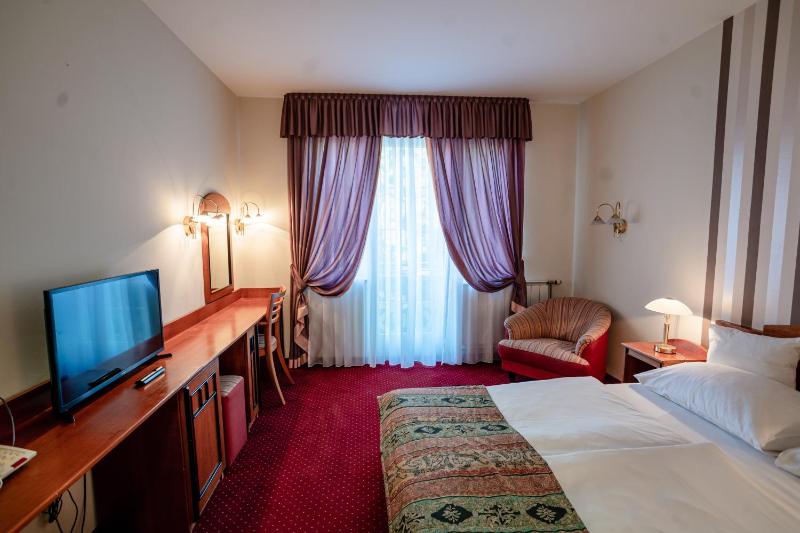 Standard Queen Room image 4