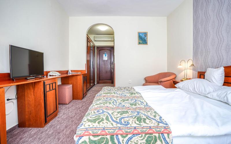 Standard Queen Room image 3