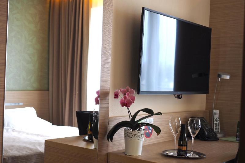 Double or Twin Room image 4