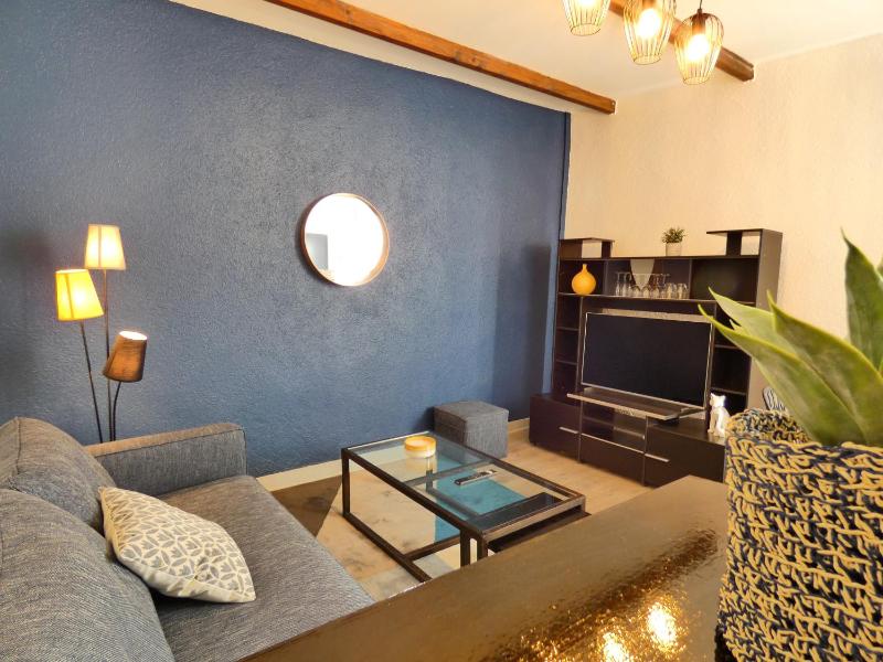 One-Bedroom Apartment image 4