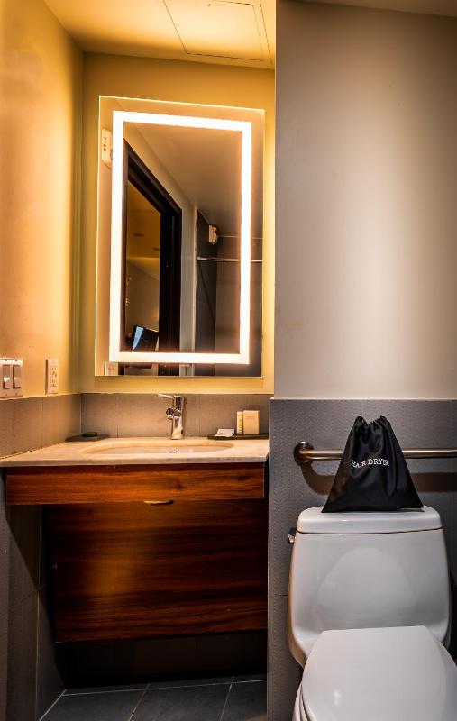 La Quinta Inn & Suites by Wyndham Times Square South - image 3