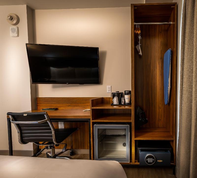 La Quinta Inn & Suites by Wyndham Times Square South - image 10