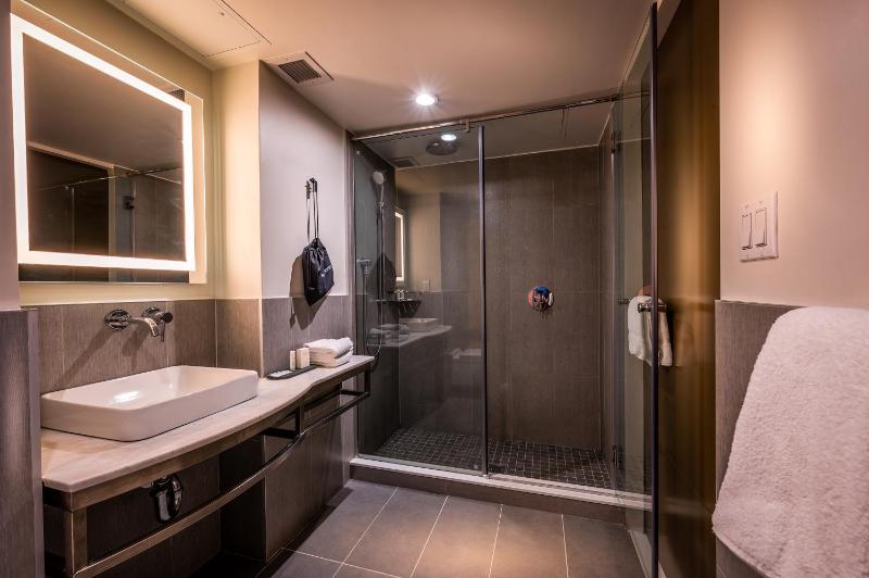La Quinta Inn & Suites by Wyndham Times Square South - image 2
