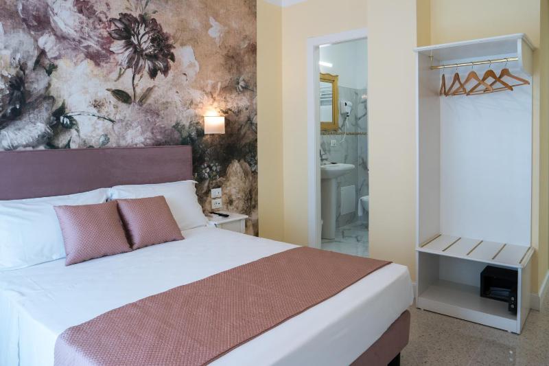 Deluxe Double Room image 4