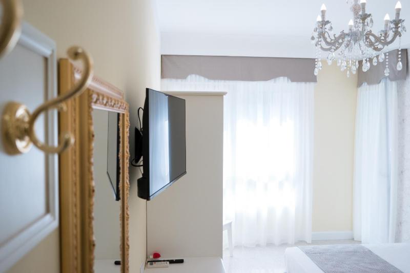 Guest House Train Station Venice - Atika & Atif - image 34