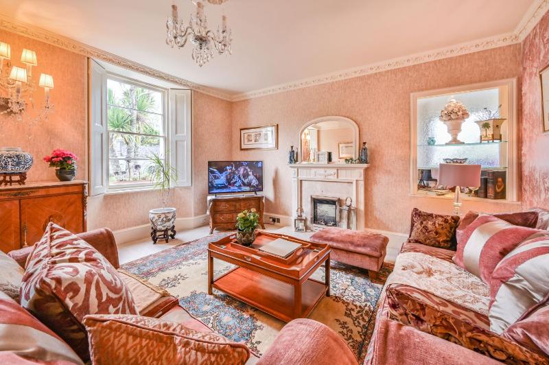 The Town House at Muntham- Luxury Holiday Home with Hot Tub - image 18