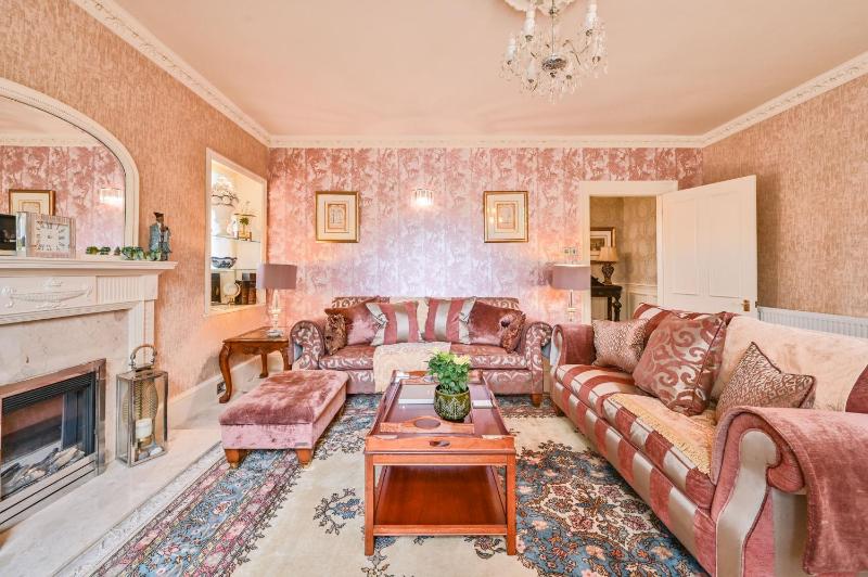 The Town House at Muntham- Luxury Holiday Home with Hot Tub - image 2