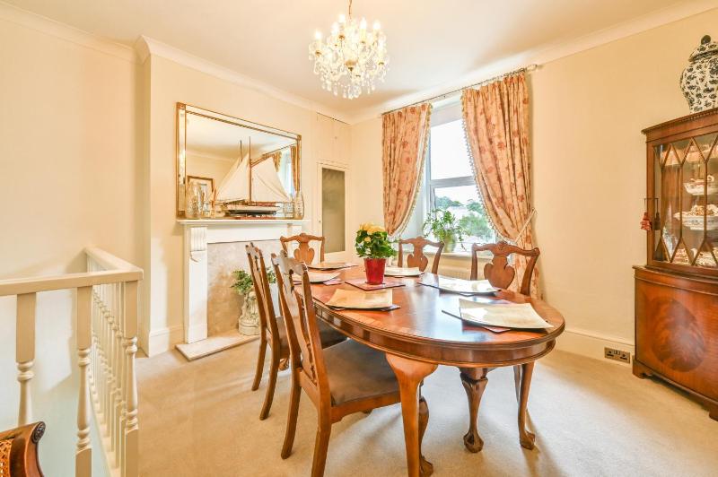 The Town House at Muntham- Luxury Holiday Home with Hot Tub - image 20