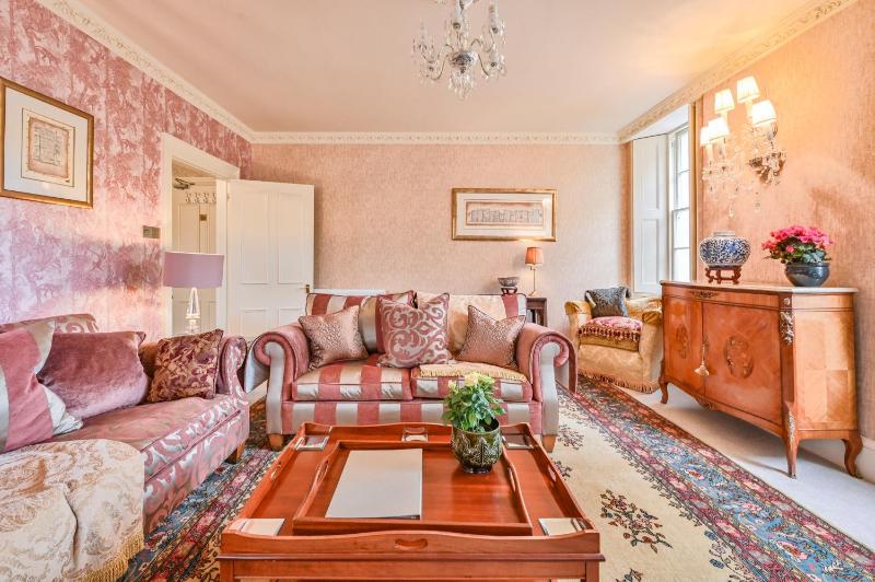 The Town House at Muntham- Luxury Holiday Home with Hot Tub - image 6