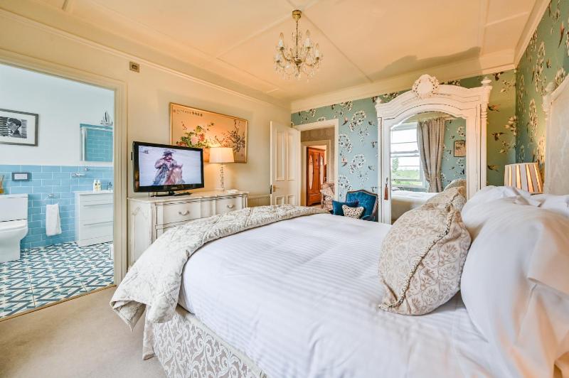 The Town House at Muntham- Luxury Holiday Home with Hot Tub - image 26