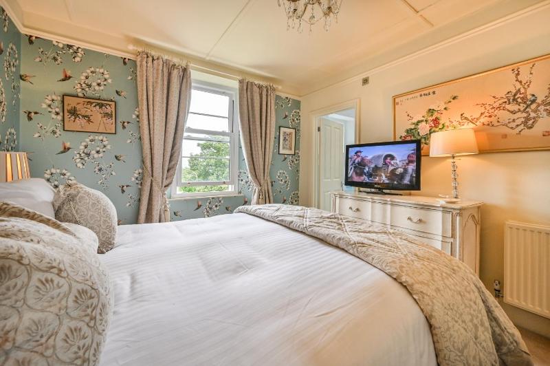 The Town House at Muntham- Luxury Holiday Home with Hot Tub - image 49