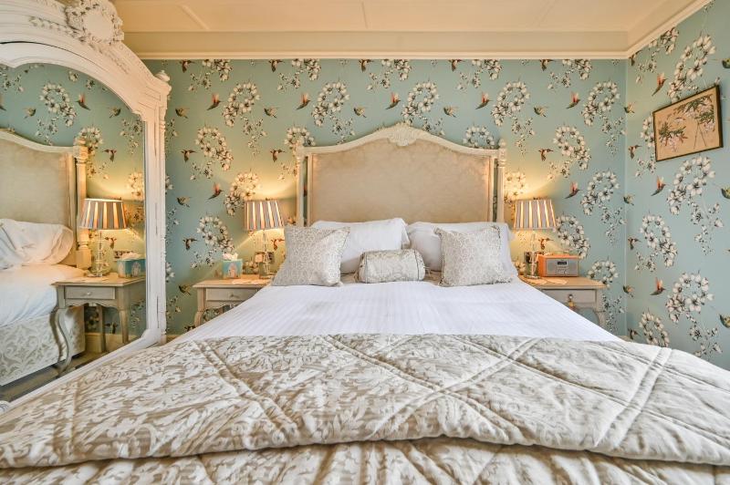 The Town House at Muntham- Luxury Holiday Home with Hot Tub - image 35