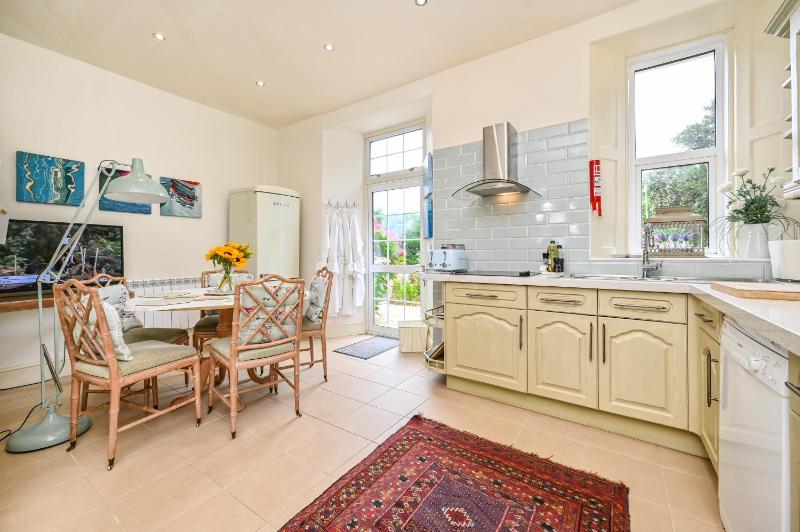 The Town House at Muntham- Luxury Holiday Home with Hot Tub - image 22