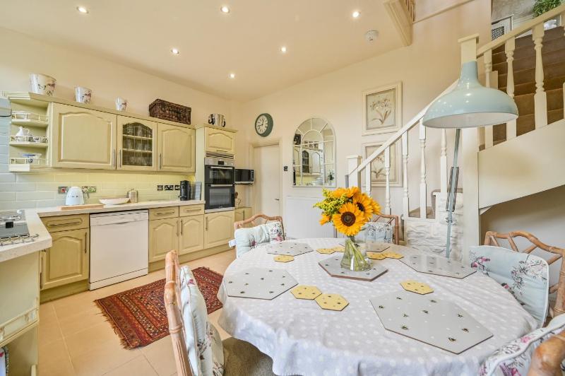 The Town House at Muntham- Luxury Holiday Home with Hot Tub - image 23