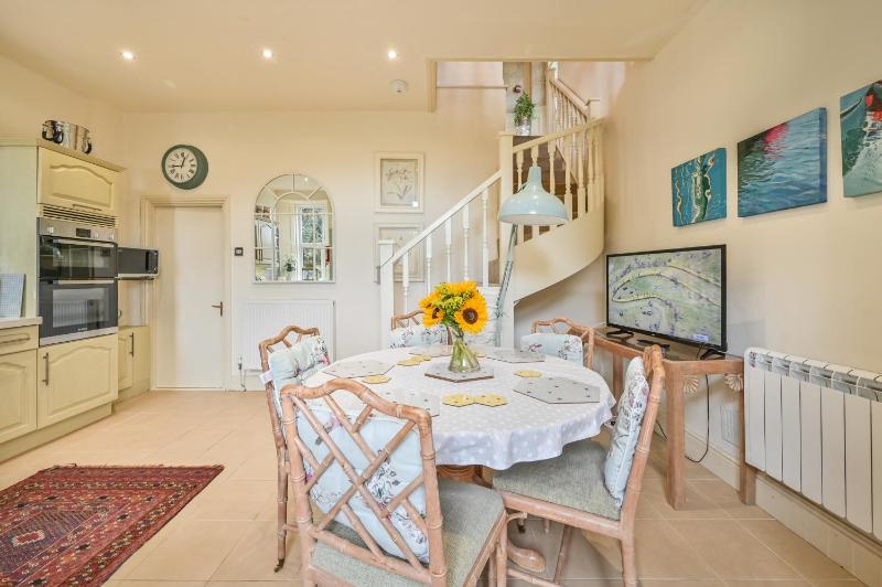 The Town House at Muntham- Luxury Holiday Home with Hot Tub - image 9