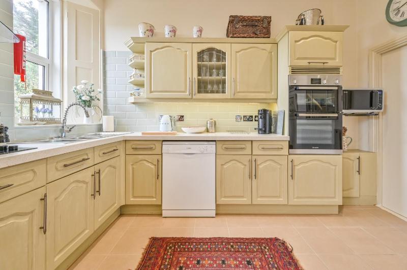 The Town House at Muntham- Luxury Holiday Home with Hot Tub - image 4