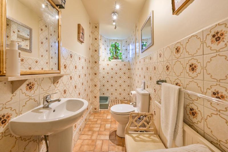 The Town House at Muntham- Luxury Holiday Home with Hot Tub - image 34