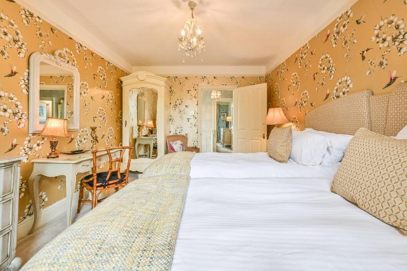 The Town House at Muntham- Luxury Holiday Home with Hot Tub - image 10