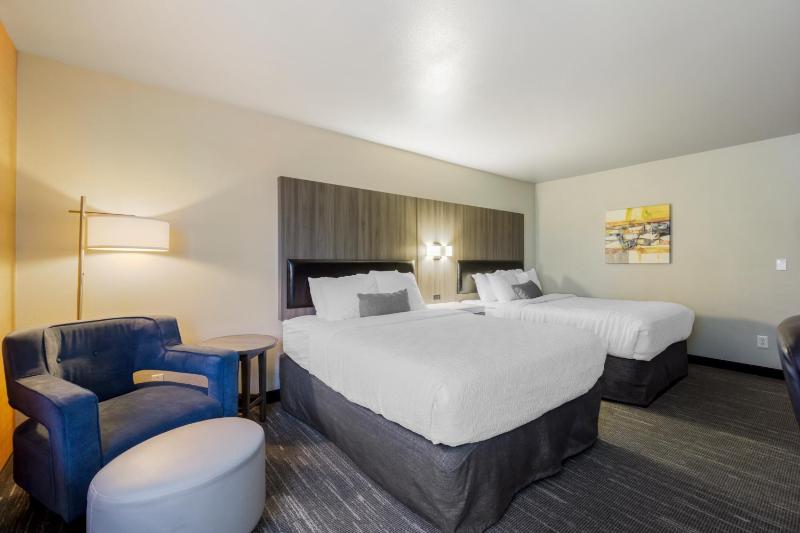 Queen Room with Two Queen Beds image 3