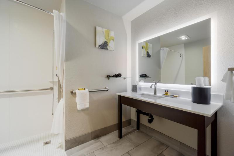 King Room with Mobility Accessible Tub image 3