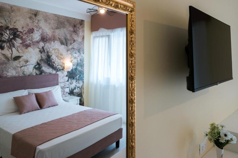 Deluxe Double Room with Balcony image 3