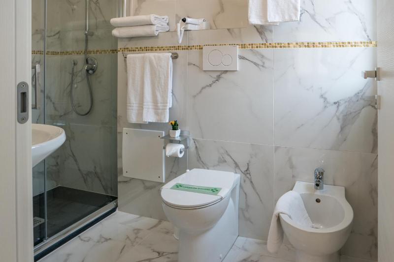 Deluxe Double Room with Balcony image 4