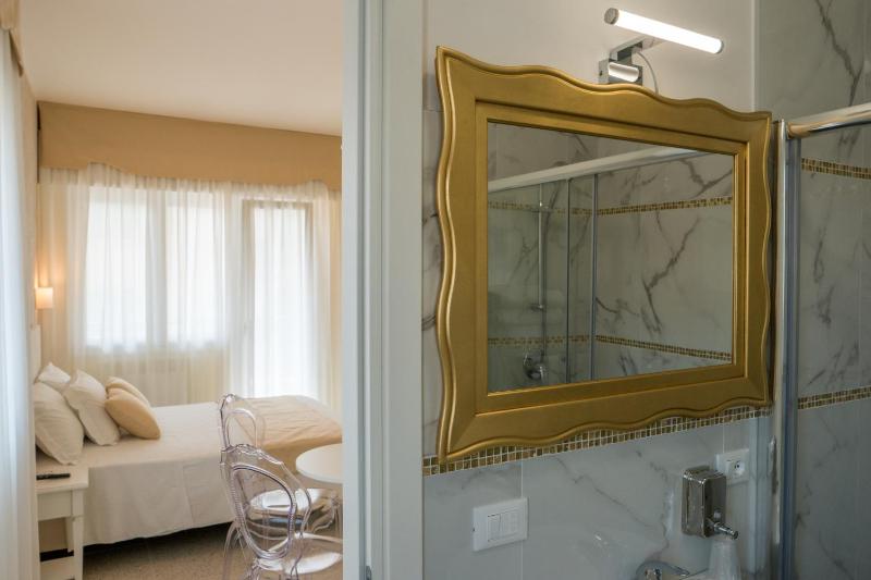 Guest House Train Station Venice - Atika & Atif - image 13