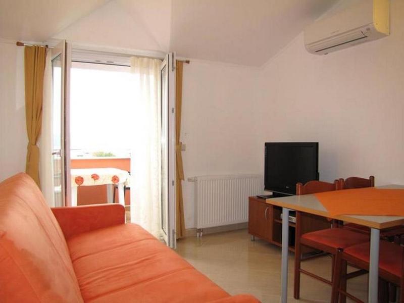 One-Bedroom Apartment with Terrace and Sea View image 4