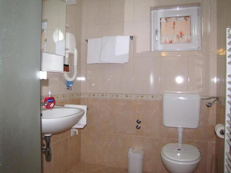 One-Bedroom Apartment with Terrace and Sea View image 4