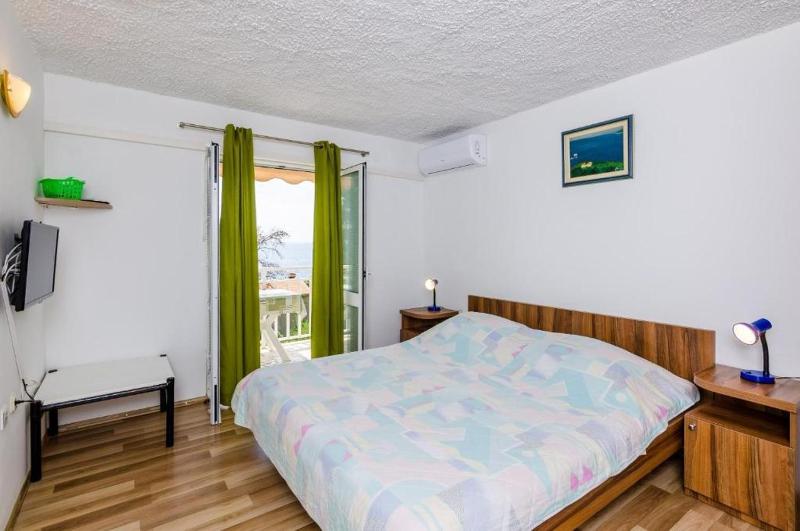 One-Bedroom Apartment with Balcony and Sea View image 1