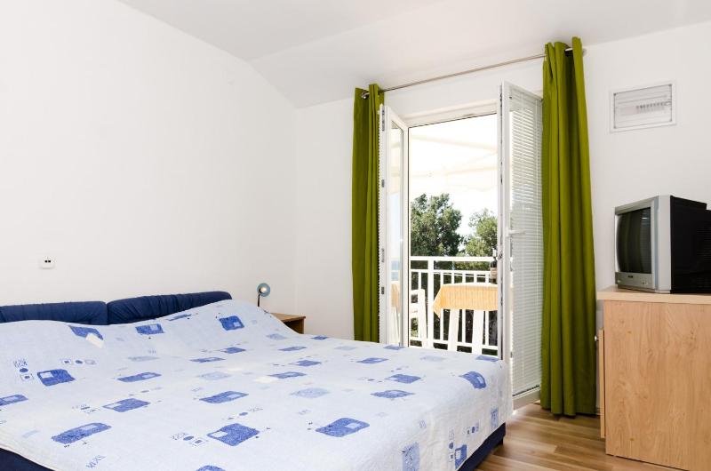 One-Bedroom Apartment with Balcony and Sea View image 1