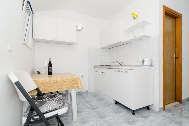 One-Bedroom Apartment with Balcony and Sea View image 4
