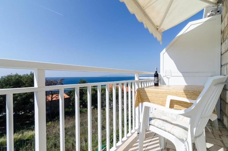 One-Bedroom Apartment with Balcony and Sea View image 3