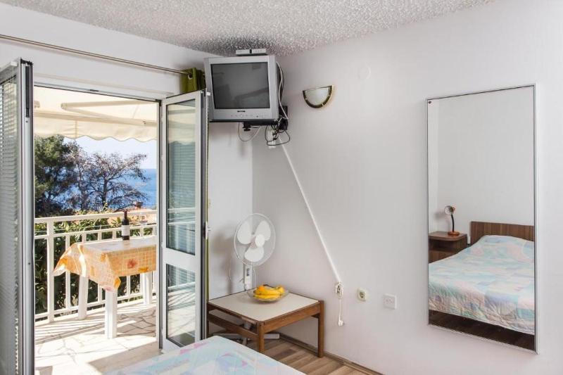 One-Bedroom Apartment with Balcony and Sea View image 3