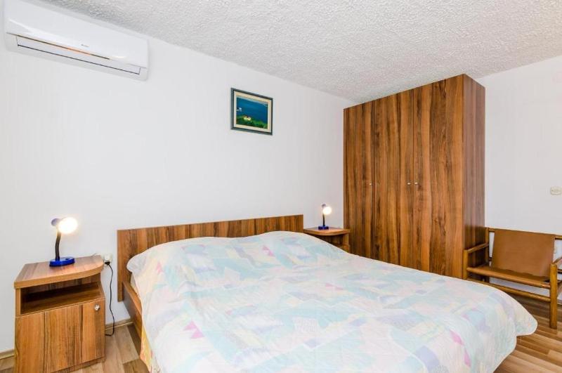 One-Bedroom Apartment with Balcony and Sea View image 4