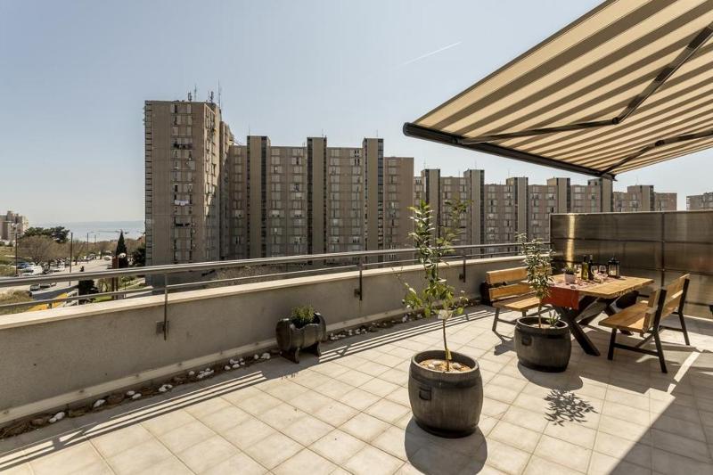 Two-Bedroom Apartment with Terrace and Sea View image 3