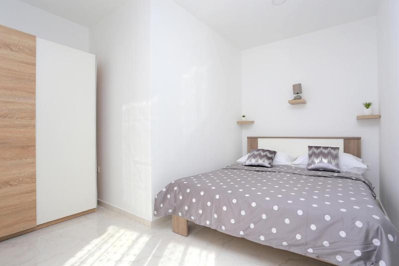 One-Bedroom Apartment with Terrace and Sea View image 1