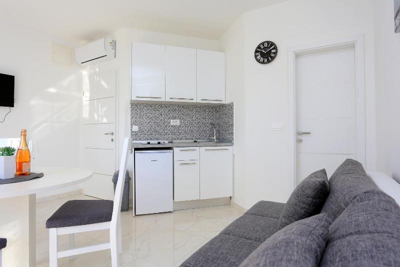 Family-friendly apartments with swimming pool Zivogosce - Porat Makarska - 18150 - image 4