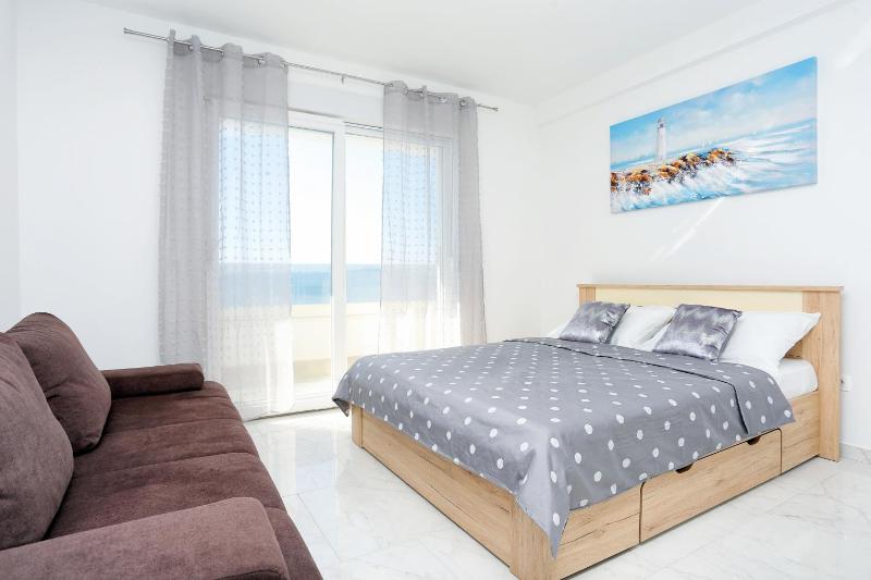 One-Bedroom Apartment with Terrace and Sea View image 1