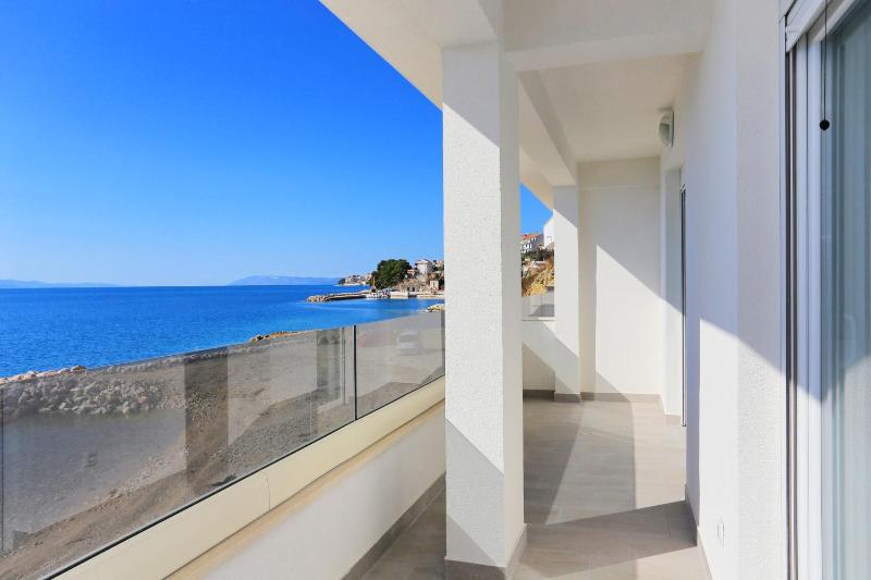 One-Bedroom Apartment with Terrace and Sea View image 3