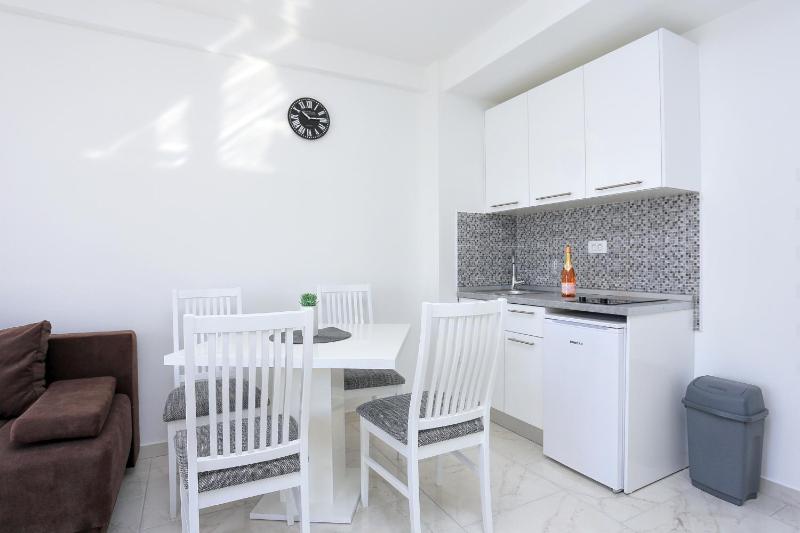 Family-friendly apartments with swimming pool Zivogosce - Porat Makarska - 18150 - image 24