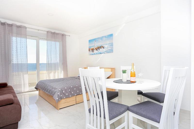 One-Bedroom Apartment with Terrace and Sea View image 4