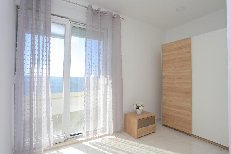 One-Bedroom Apartment with Terrace and Sea View image 4