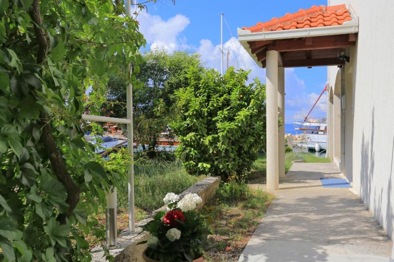 Apartments by the sea Sumpetar Omis - 18286 - image 10
