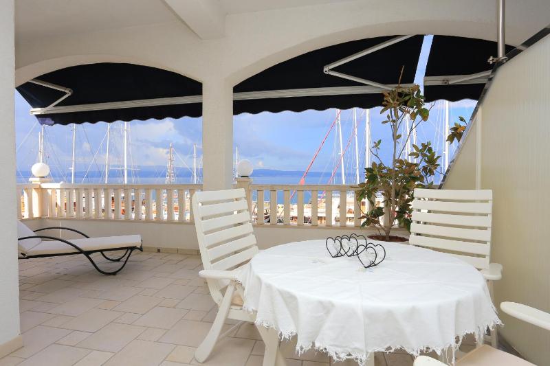 Apartments by the sea Sumpetar Omis - 18286 - image 9