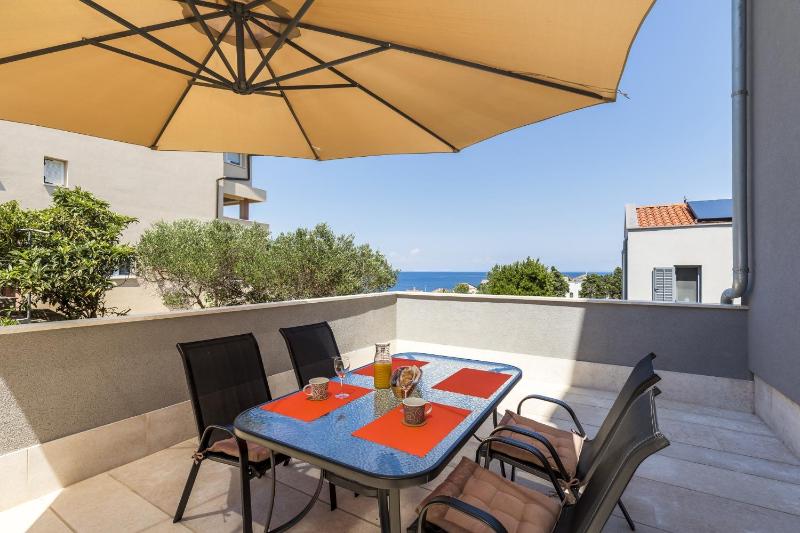 One-Bedroom Apartment with Terrace and Sea View image 4